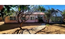 Otjiwarongo - Main Street - 3 Bedroom house with a separate 1 Bedroom flat for sale