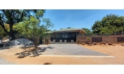 Tsumeb - Neat Upmarket & Spacious 3 Bedroom Family House with 2 Bedroom Flat