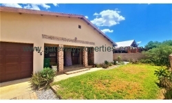 Omaruru - Very neat 3 Bedroom house with 2 Bathrooms  and a swimming pool.